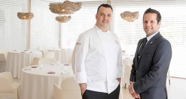 El chef José Manuel Miguel, a la izquierda, y el sumiller Gonzalo Alonso, en su restaurante Beat, en Calpe (Alicante).