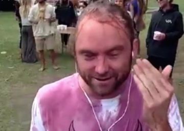 Un entrevistado aguanta en directo en la BBC mientras le duchan con vino en Haro (La Rioja) Un entrevistado aguanta en directo en la BBC mientras le duchan con vino en Haro (La Rioja)