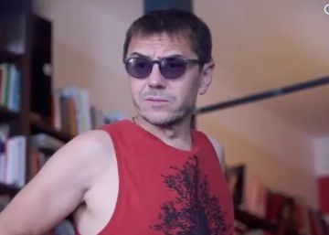 Monedero hace la maleta y se va para Cádiz en un anuncio de Podemos Monedero hace la maleta y se va para Cádiz en un anuncio de Podemos