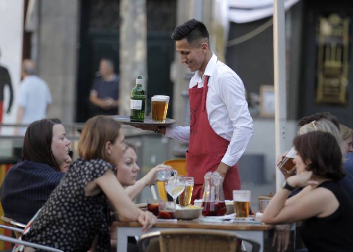 Immigrants return to Spain after seven years of crisis-led decline Immigrants return to Spain after seven years of crisis-led decline