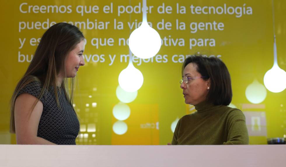 Irene Castillo (i), estudiante de 4º de Ingeniería en Diseño Industrial en la Universidad Politécnica de Madrid, y Blanca Gómez González, directora de Recursos Humanos en Microsoft y responsable de la captación de talento en Europa.