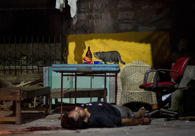 Un hombre asesinado mientras bebía en la calle, en Ciudad Quezón (Filipinas).