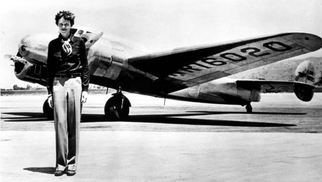 Amelia Earhart frente al Lockheed Electra.