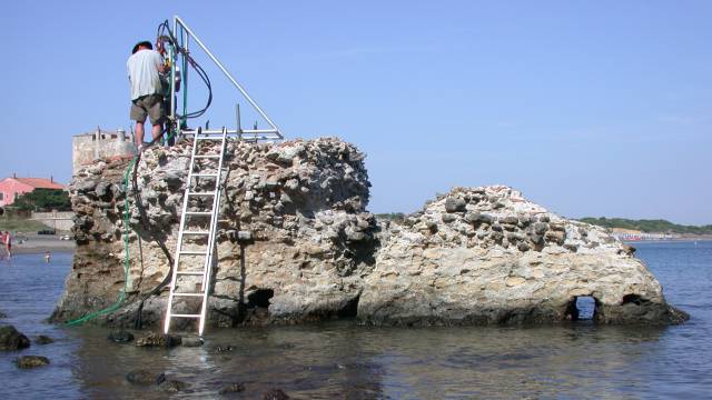 Extracción de muestras del 'Portus Cosanus' en la costa toscana.