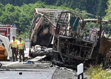 17 desaparecidos tras incendiarse un autobús en un accidente en Alemania