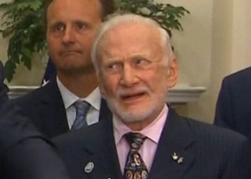 Con estos gestos reaccionó un astronauta a un discurso de Trump