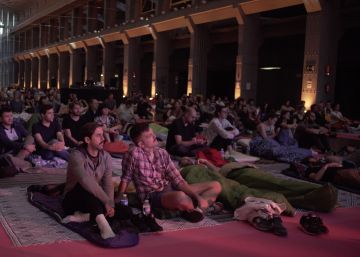 Así fue dormir con 400 personas en un concierto de 8 horas en Madrid