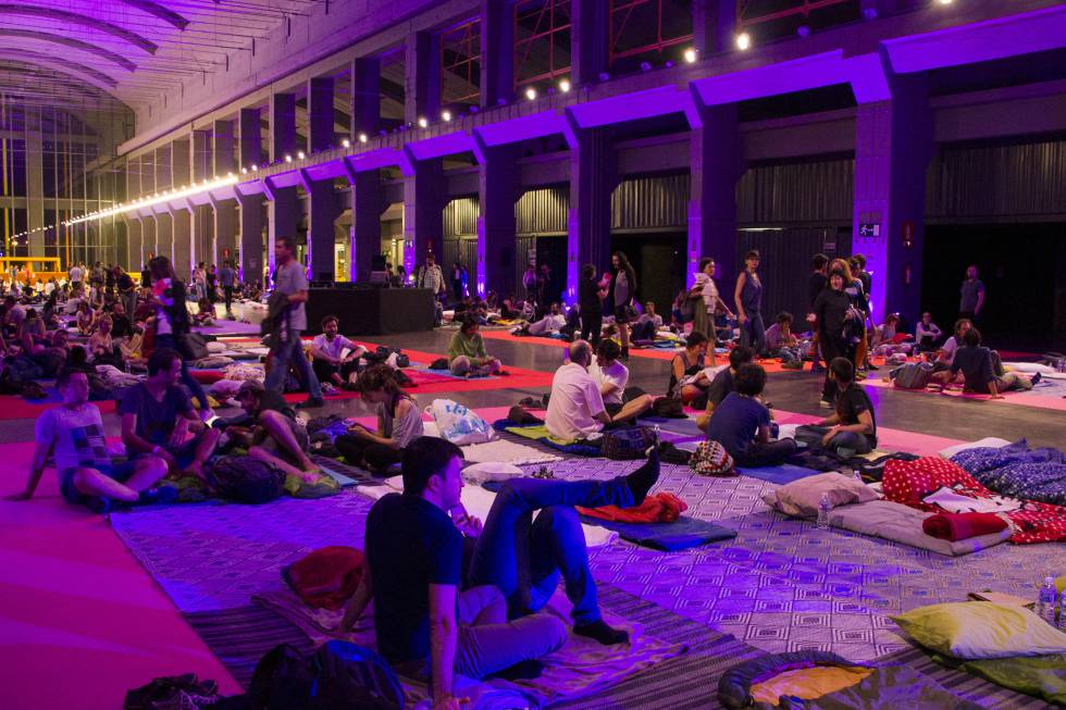 Así fue dormir con 400 personas en un concierto de 8 horas en Madrid