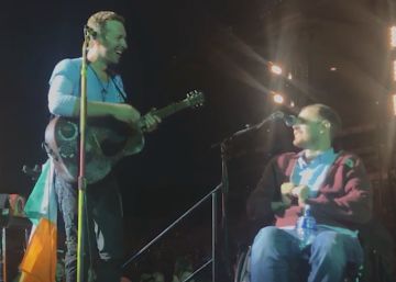 Un fan en silla de ruedas de Coldplay acaba tocando con Chris Martin