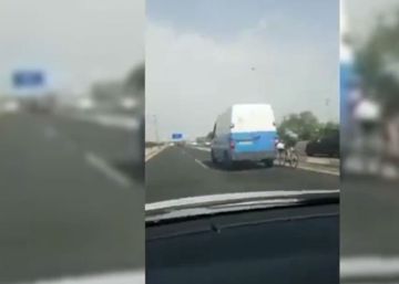 Un ciclista agarrado a una furgoneta circula a 100 km/h por una autopista de Mallorca