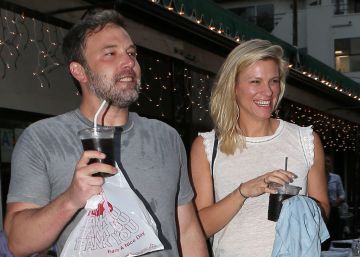 Ben Affleck hace pública su relación con una productora de televisión Ben Affleck hace pública su relación con una productora de televisión