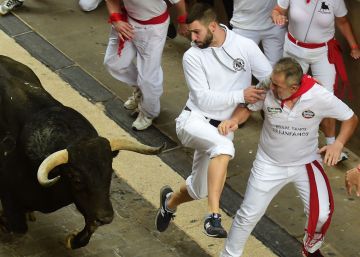 La policía evita que una embarazada de ocho meses corra en los Sanfermines La policía evita que una embarazada de ocho meses corra en los Sanfermines
