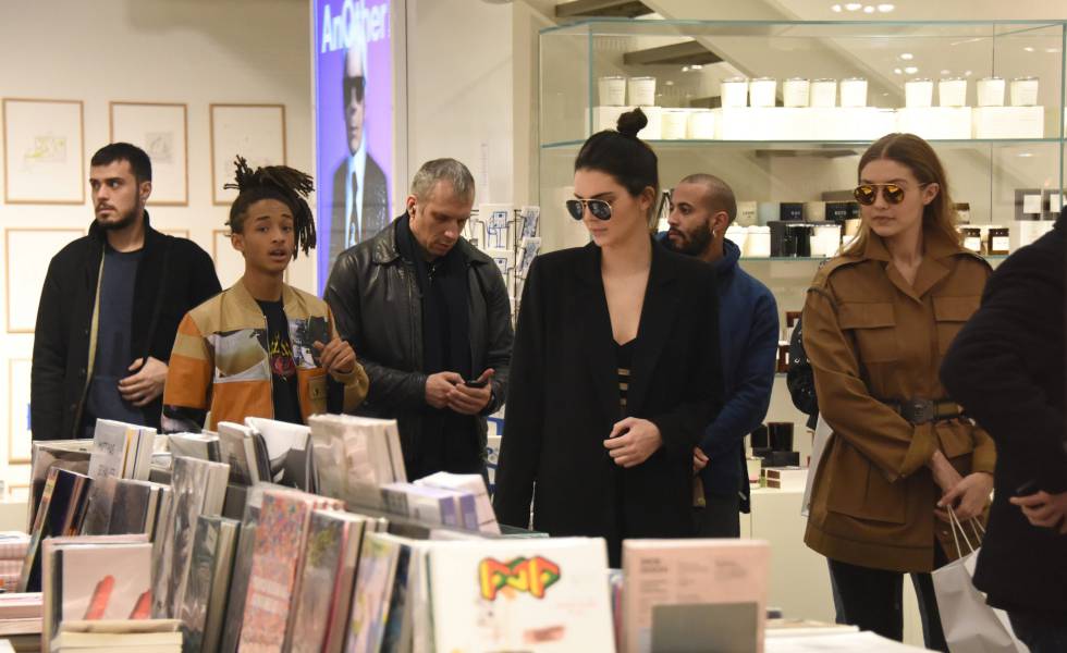 Jaden Smith, Kendall Jenner y Gigi Hadid, comprando en Colette en marzo de 2016.
