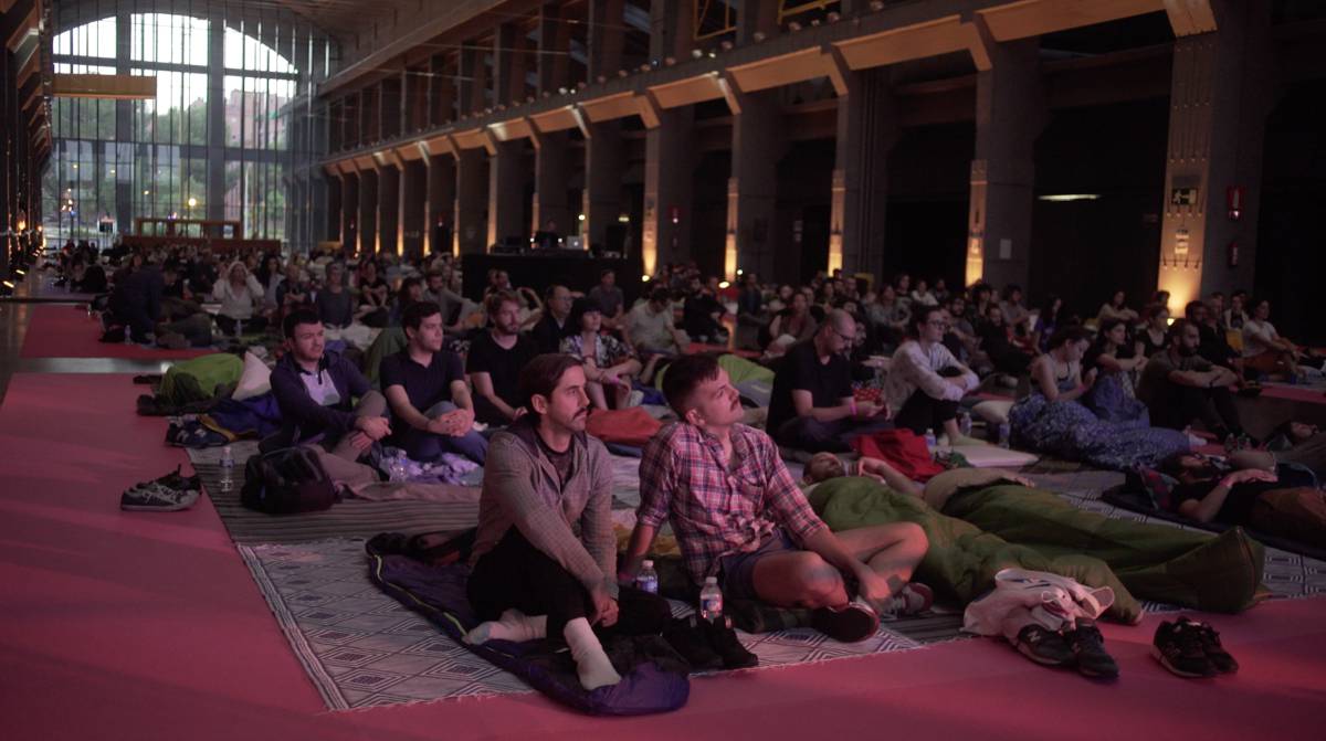 Así fue dormir con 400 personas en un concierto de 8 horas en Madrid