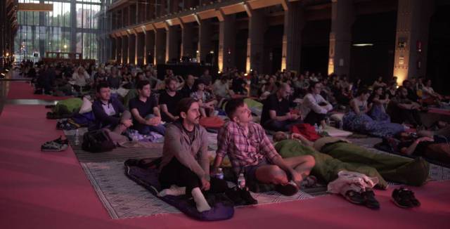 Así fue dormir con 400 personas en un concierto de 8 horas en Madrid