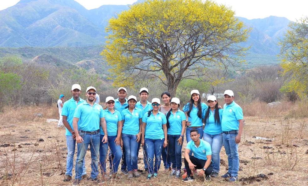 El equipo completo de ProArbol en una actividad de siembre de árboles (Valledupar, Colombia).