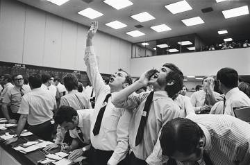 Junto a estas líneas, efervescencia y gritos en la bolsa de Melbourne, en febrero de 1970.