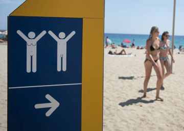Beachgoers in Murcia face fines for nudism, loud music or urinating in sea Beachgoers in Murcia face fines for nudism, loud music or urinating in sea