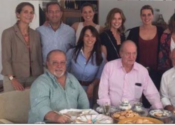 La polémica paella de Paco Arévalo junto a don Juan Carlos, la infanta Elena y Bertín Osborne La polémica paella de Paco Arévalo junto a don Juan Carlos, la infanta Elena y Bertín Osborne