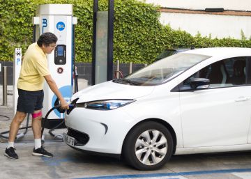 Los usuarios de coches eléctricos reclaman una red de puntos de carga rápida Los usuarios de coches eléctricos reclaman una red de puntos de carga rápida