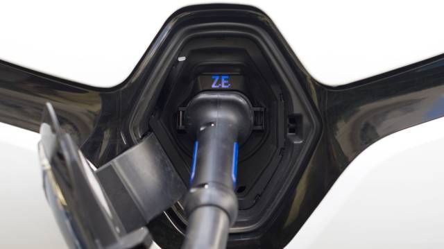 Los usuarios de coches eléctricos reclaman una red de puntos de carga rápida en carretera