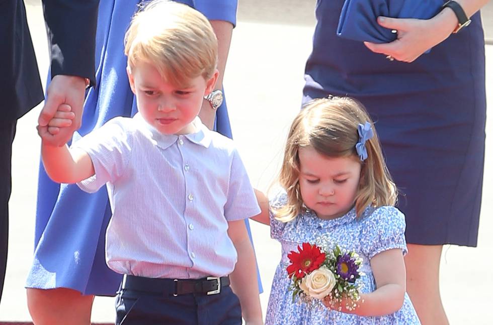 Los príncipes Jorge y Carlota, hijos de los duques de Cambridge, a su llegada a Alemania este miércoles.