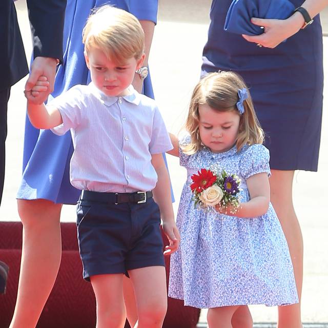 Los príncipes Jorge y Carlota, hijos de los duques de Cambridge, a su llegada a Alemania este miércoles.