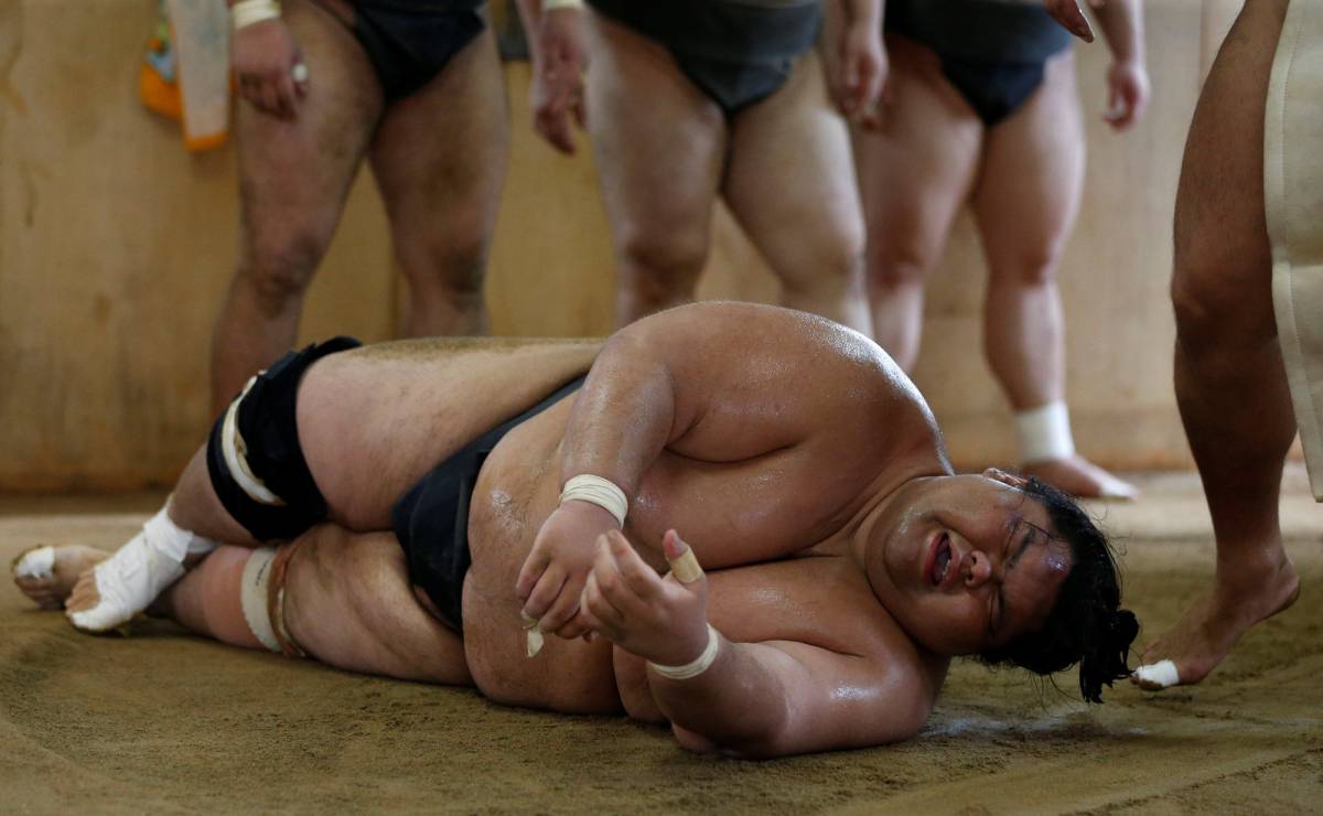 Entrenamiento de luchadores de sumo en Nagoya (Japón).
