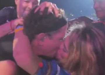 El beso robado de una fan a Carlos Vives en pleno concierto El beso robado de una fan a Carlos Vives en pleno concierto