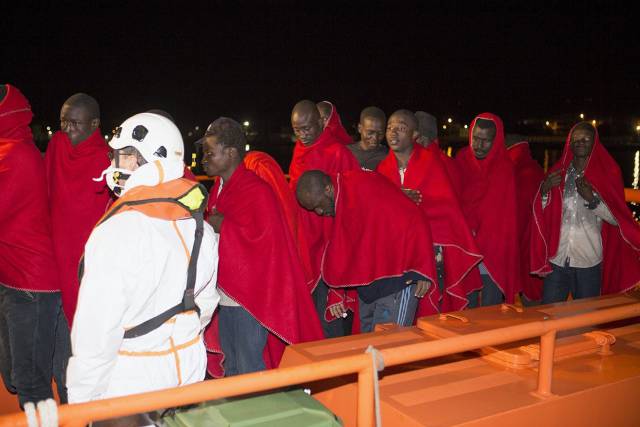 Llegada al puerto de Motril, en Granada, de 36 personas rescatadas de una patera por efectivos de Salvamento Marítimo.