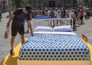 Barcelona launches “bed protest” against illegal Airbnb apartments Barcelona launches “bed protest” against illegal Airbnb apartments