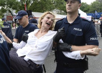Decenas de miles de personas salen a la calle en Polonia para defender la democracia
