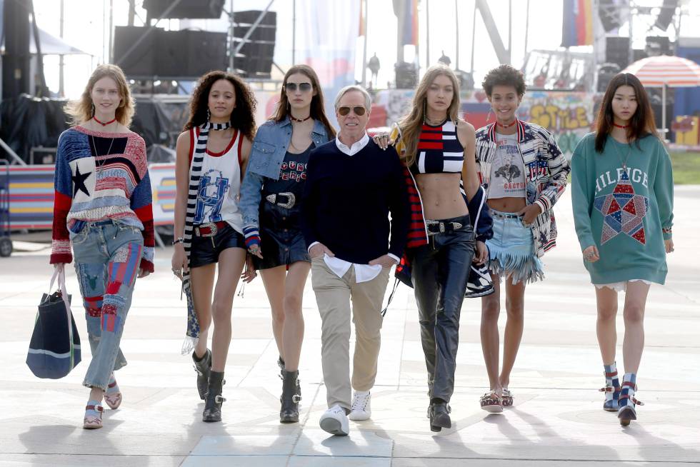 Tommy Hilfiger, Gigi Hadid y Selena Forrest, entre otras modelos, en una sesión de fotos para Tommyland en el Windward Plaza Park.