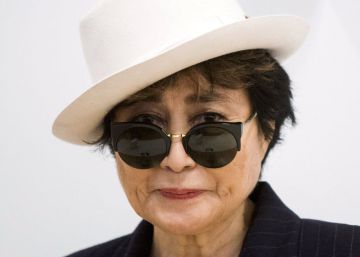 La policía busca a la mujer que hurtó una piedra en una exposición de Yoko Ono