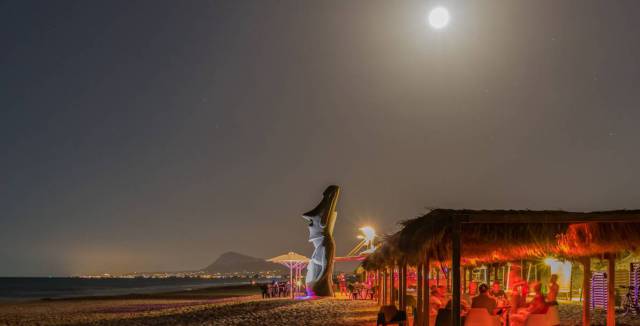 Oli ba ba, a spectacular spot in Valencia, by night.