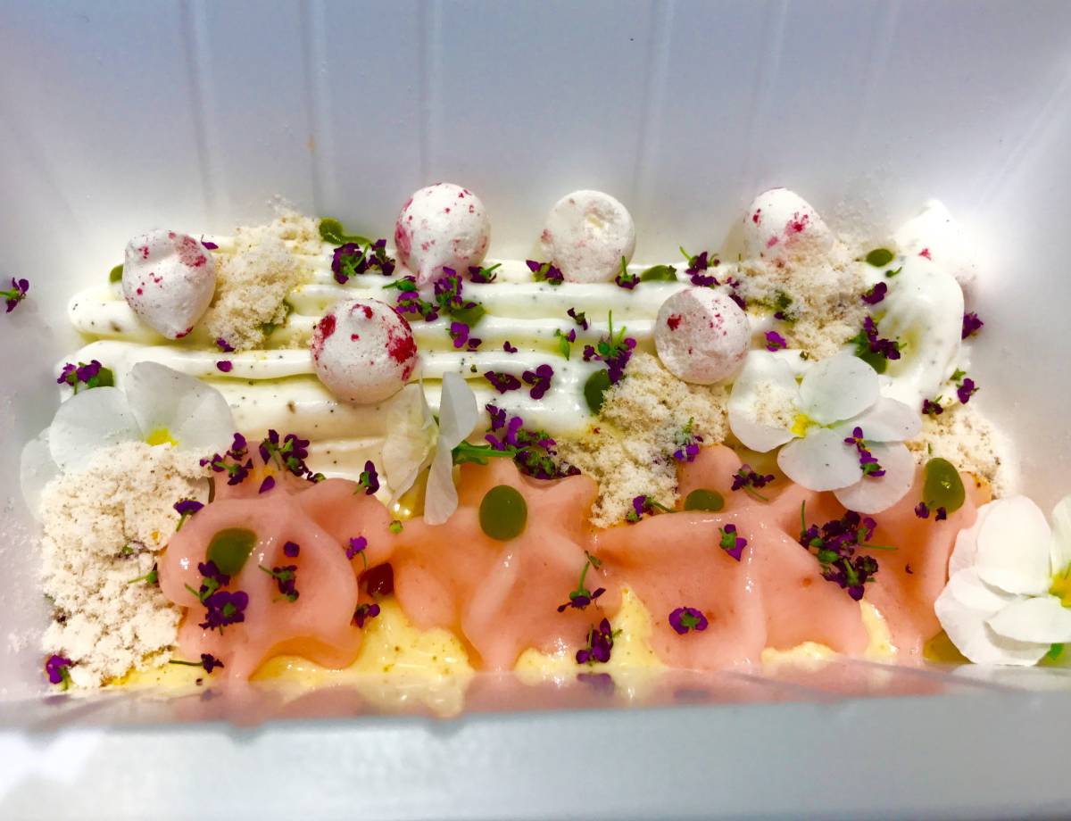 Lassi de yogur al curry indio con lichi-yuzu, remolacha, merengues secos y flores aromáticas CAPEL