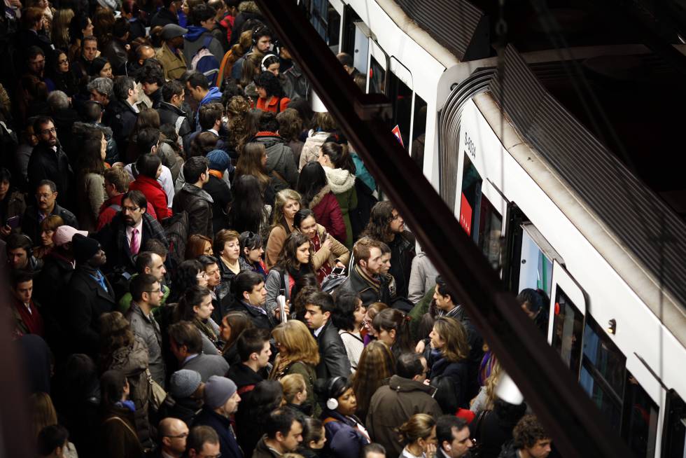 Imaginen encontrarse a todos sus examantes una mañana esperando el Metro...