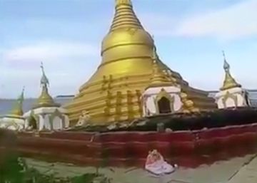 Una pagoda budista se hunde por las lluvias en Myanmar Una pagoda budista se hunde por las lluvias en Myanmar