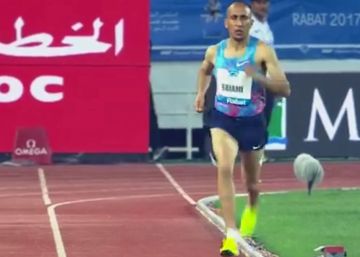 Un atleta no oye una salida nula y sigue corriendo Un atleta no oye una salida nula y sigue corriendo