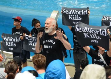 El actor James Cromwell arrestado en una protesta animalista en SeaWorld El actor James Cromwell arrestado en una protesta animalista en SeaWorld