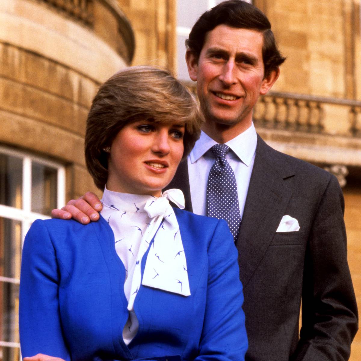 Lady Di y Carlos de Inglaterra el día que anunciaron su compromiso.