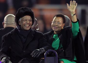 La viuda de Mandela consigue frenar un libro sobre los últimos días del premio Nobel La viuda de Mandela consigue frenar un libro sobre los últimos días del premio Nobel
