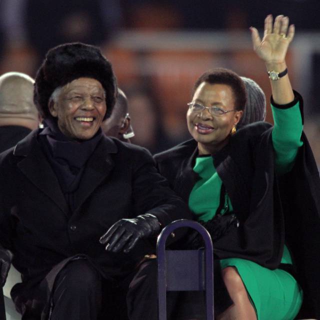 Nelson Mandela y su esposa Graça Machel en Johannesburg en 2010.
