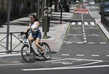 Una mujer circula en Bicimad por el carril bici segregado de Santa Engracia.