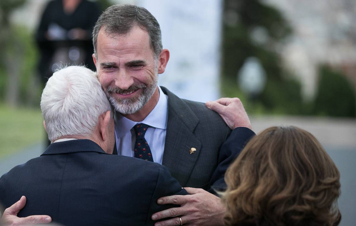 El Rey abraza a Maragall ante la alcaldesa de Barcelona.