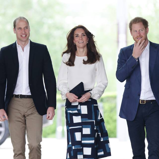 Los duques de Cambridge, Enrique de Inglaterra y Kate Middleton, y el príncipe Guillermo de Inglaterra.