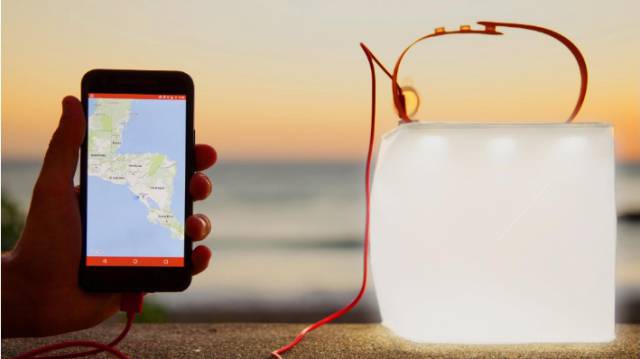 La lámpara solar con cargador USB incorporado.