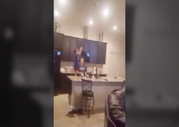 El niño de dos años que logra canastas increíbles en el salón de su casa El niño de dos años que logra canastas increíbles en el salón de su casa