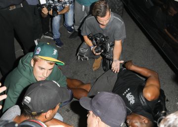 Justin Bieber atropella a un paparazi al salir de la iglesia Justin Bieber atropella a un paparazi al salir de la iglesia