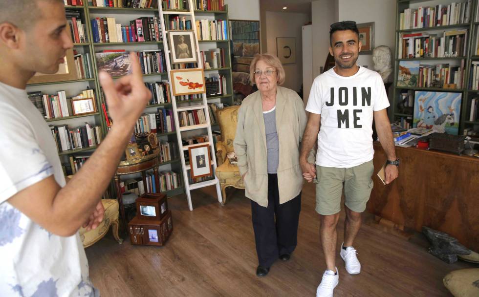 Lolo Rico con sus amigos Mustafa (izquierda) y Mahmud, refugiados palestino y sirio.